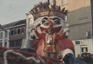 De Prins werd in 1968 nog steeds vervoerd op de Prinsenwagen, die in 1961 door De Lachers werd vervaardigd. Op de foto herkennen we . (Foto: https://muzikoilsjt.wordpress