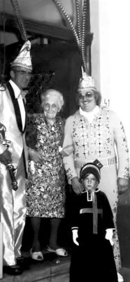 Robert en Kamiel Sergant op bezoek bij Marieke De Vos, de oudste carnavaliste van het land (Aalsters Karnavalboek 1975-1985 - DAK)