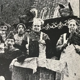 Carnaval 1932 - rechts: Gust Van der Stock (Bron: Kent u ze nog...de Aalstenaars, J