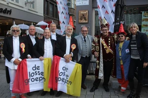 De Losse Groepen met prins carnaval Dennis De Wolf, burgemeester Christoph D'Haese en schepen Ilse Uyttersprot onthullen de bronzen plakkaten ter erkenning van de losse groepen
