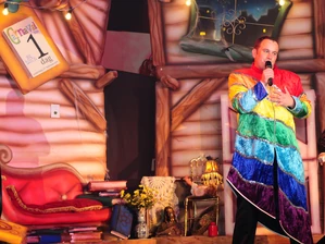 Jurgen in zijn regenboogpak