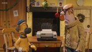FEATHERSSHAUN Screenshot (1054).png (2.64 MB) Feathers in Shaun the Sheep "Fleece Navidad".