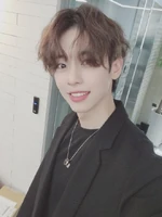 Donghyun on Twitter: "비가 와서 그런지 공기에 꽃가루가 없는 느낌이에요~~~🙃🙏숨 쉬는 게 행복해요 꽃가루로 고생하시는 분들 모두 힘내요!!!😷🌸💐" [2020.05.10] #3