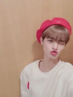 Daehwi on Twitter: "베레모... 어떻게 이제 박제할까요~?❤" [2019.11.07] #4