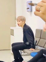 Woong on Twitter: "안녕하세웅🌸여러분 덥다고 에어컨 빵빵하게 틀고 자면 안돼요 그러다 콧물도 나구.. 콧물도 나구.. 콧물도 나니까!! 절대 제 얘기 아니에요 하하핳하하하하 마지막은 영민이 형이 찍어준 멍 때리는 전웅" [2019.09.04] #4