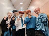 AB6IX Official on Twitter: "주말의 시작은 음악중심과 AB6IX로 함께 시작하기❤️💜🧡💛💙 #BREATHE #B_COMPLETE #에이비식스 #임영민 #전웅 #김동현 #박우진 #이대휘 #브랜뉴뮤직 #BRANDNEWMUSIC" [2019.06.01]