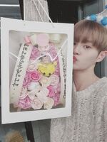 Daehwi on Twitter: "생일을 축하해주신 모든분들 너무너무 감사드립니다 🙏❤🙏 그리고!! 방금 #엠카 로부터 화환이 왔다 ㅎㅎㅎ 아싸아아아~~!!항상 너무 감사드려요 ㅜㅜ... 진짜...#엠카운트다운 내일도 본방사수!! 💜" [2020.01.29] #1