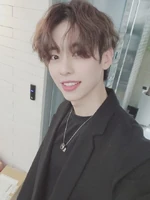 Donghyun on Twitter: "비가 와서 그런지 공기에 꽃가루가 없는 느낌이에요~~~🙃🙏숨 쉬는 게 행복해요 꽃가루로 고생하시는 분들 모두 힘내요!!!😷🌸💐" [2020.05.10] #1