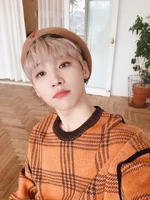 Woong on Twitter: "안녕하세웅🌸시그 진짜 이쁘게 나왔던데 여러분은 다 받으셨나요? 어느 착장이 최애 착장인가요? 저는 다 너무 좋아요🧡💛" [2019.12.24] #2