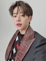 Donghyun on Twitter: "오늘은 다들 뭐 하면서 하루를 보냈어요~~~~~???맨날 보고 싶은데 오늘은 뭔가 유독 더 보고 싶어요 에비뉴~~~~😃" [2020.03.04] #1