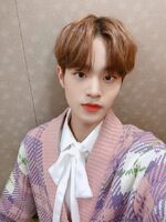 Daehwi on Twitter: "오늘 브이앱은 좀 짧게 할거니까... 언넝 들어와요~~❤️" [2019.09.26] #1