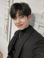 Donghyun on Twitter: "우리 에비뉴~~~오늘도 멋지고 값진 상 받게 해주셔서 너무 감사해요!!! 사랑이 가득해서 그런가 제 눈에는 수많은 불빛들 중 우리 에비뉴들의 불빛이 가장 빛났어요 항상 고맙고 사랑해요 우리 육째들💙💕🌕🥰" [2019.11.30] #4