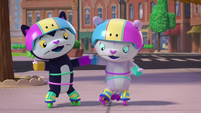 204a - Mo and Bo wobble on their skates