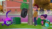 209b - Teeny Terry lifting the tire