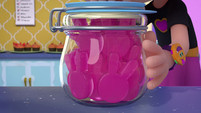 205a - Abby puts the jellies in a jar