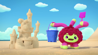 211 - Otis presents a sandcastle