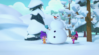 218 - Kids build a snowman