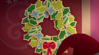 218 - Santa passing the cookie wreath
