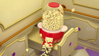 221a - Popcorn machine spews lots of popcorn