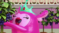 124b - Princess Flug eats lots of berries