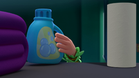 113a - Lex unknowingly grabs the soap container