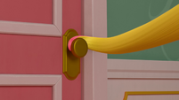 116a - Left tendril grabs the doorknob