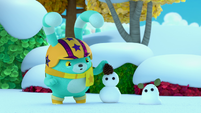102a - Bozzly with two tiny snowman