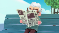 102a - Old man reading newspaper
