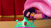 118b - Abby puts a balloon on Princess Flug's tiara