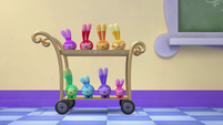 114b - Squeaky Peepers appear on a cart
