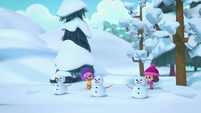 218 - Three smaller snowmen appear