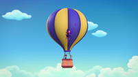 208b - Incoming hot air balloon