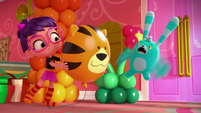 105b - Bozzly scared by the tiger balloon