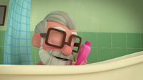 201a - Old man gets his bubble bath