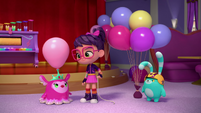 118b - Princess Flug with a blown-up pink balloon