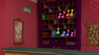 118a - Squeaky Peepers appear on the bookshelf