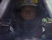 14-McQueen fliegt.jpg