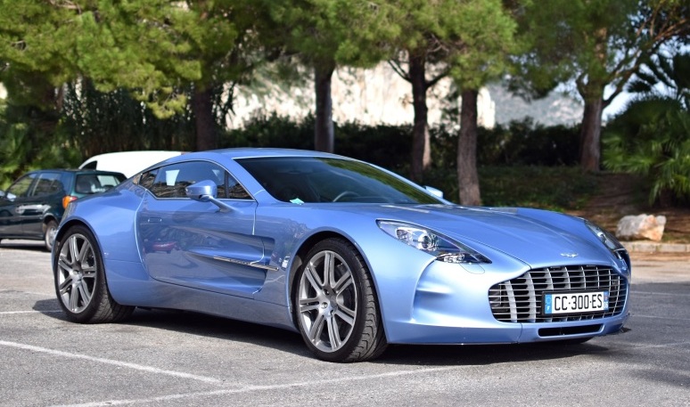 Aston Martin one 77 синий