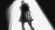 Manfred von Karma se tenant devant l'ascenseur, arme dans la main.