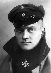 Манфред фон Рихтгофен ("Красный барон") с орденом Pour le Mérite ("Синий Макс")