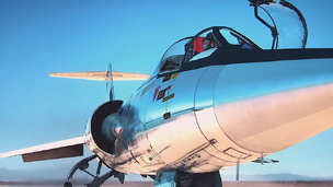 Avril sentada no cockpit de seu F-104 restaurado