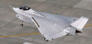 X-32A заходит на посадку. Видны задействованные предкрылки, интерцепторы и зависшие элевоны.