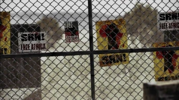 Carteles con el emblema de la organización rebelde africana SRN.