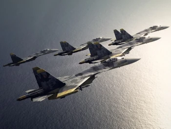 Formación de cinco Su-37 pertenecientes al Escuadrón Amarillo eruseano.