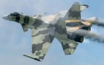 Su-37 de Leasath, segundos antes de estallar a causa de impactos de bala en los motores.