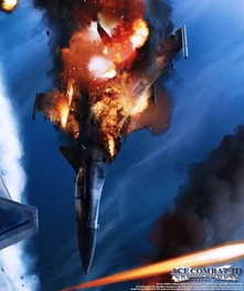 Fragmento de una imagen promocional del Ace Combat: Cross Rumble (Assault Horizon Legacy), en la que se ve un Su-37 de la URF cayendo en picado envuelto en llamas.