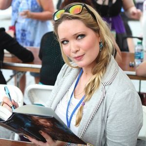 Sarah J Maas A Court Of Thorns And Roses Wiki Fandom