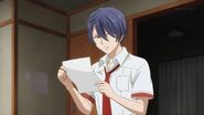 Saku reading the letter from Nozomi