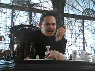 Afgomez3-2.jpg (106 KB) Gomez playing chess with Thing (Raul Julia) - The Addams Family (1991)
