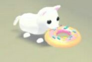 A Snow Puma holding the Donut Flying Disc.